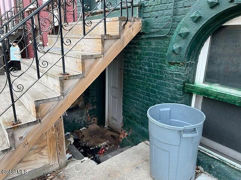 3rd image of 284 Lark Street