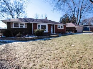 245 Oakwood Dr, Grayslake, IL 60030