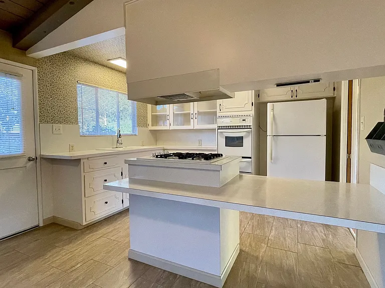 276 Daly Ave — Photo 6