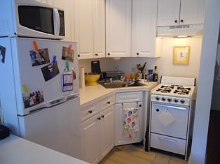4th image of 150 E 7th St APT B4