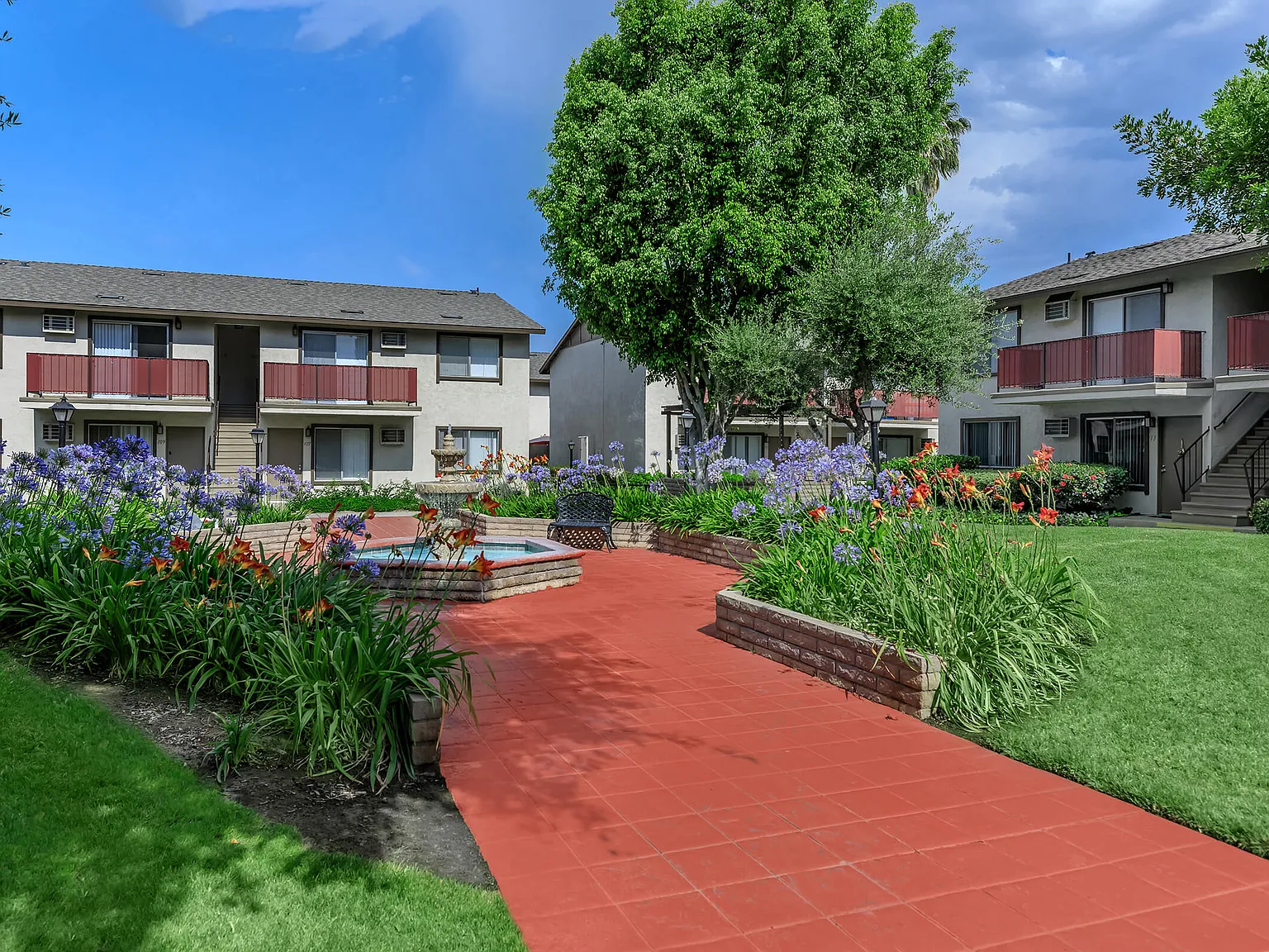 Del Amo Apartment Homes — Photo 2
