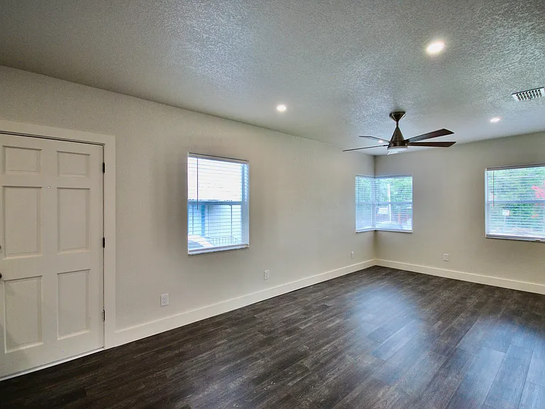 230 E Concord St — Photo 10