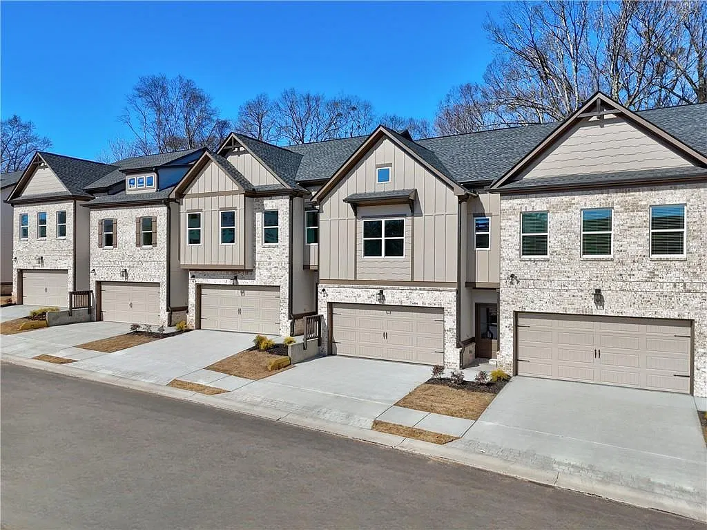 4 bed, 2.5 bath, 2319 sqft, $2,700 — Photo 3