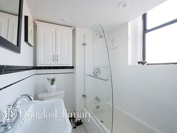 4th image of 140 W 69th St APT 78B