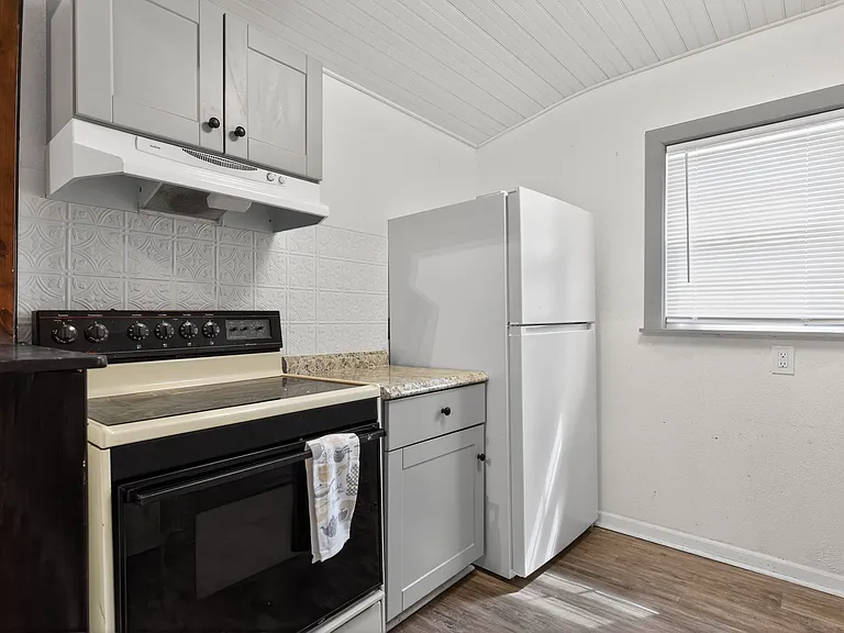 2604 Robinson St — Photo 13