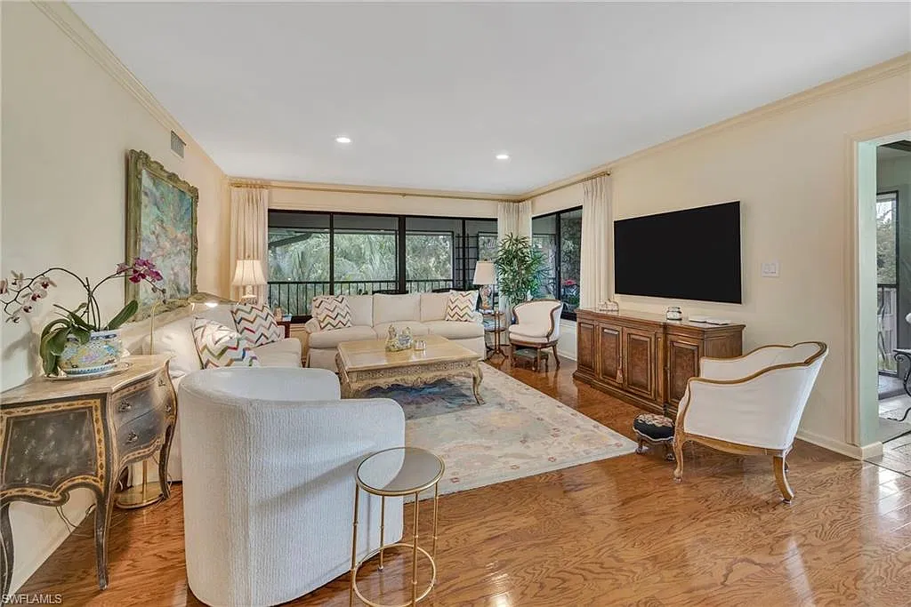 3 bed, 2.0 bath, 1981 sqft, $11,000 — Photo 2