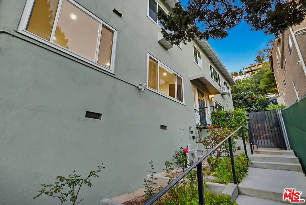 1 bed, 1.0 bath, 700 sqft, $3,600 — Photo 2