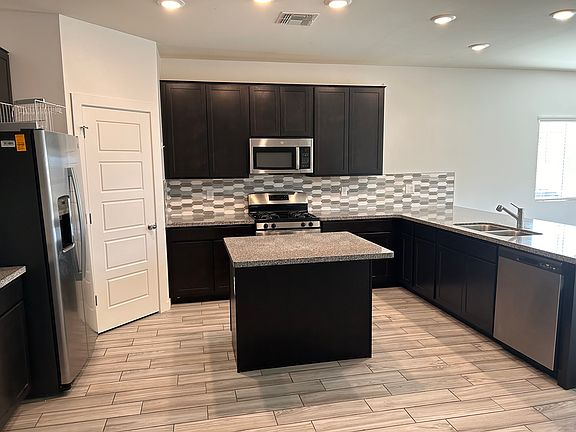 4th image of 826 E Emerald Dr