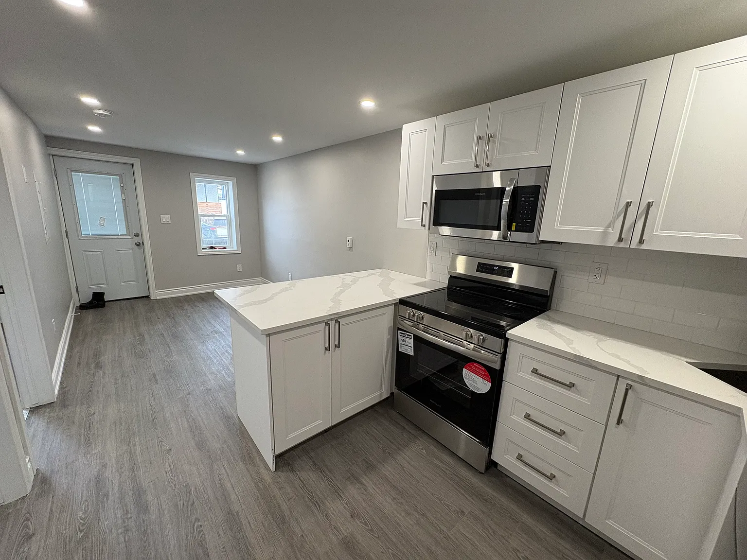 222 Rosslyn Ave N photo 1