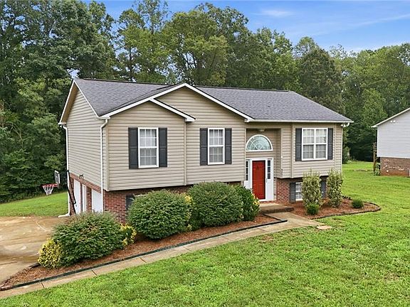 5th image of 4051 Village Trace Dr