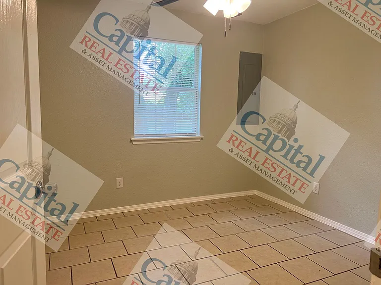 219 W Locust St — Photo 18