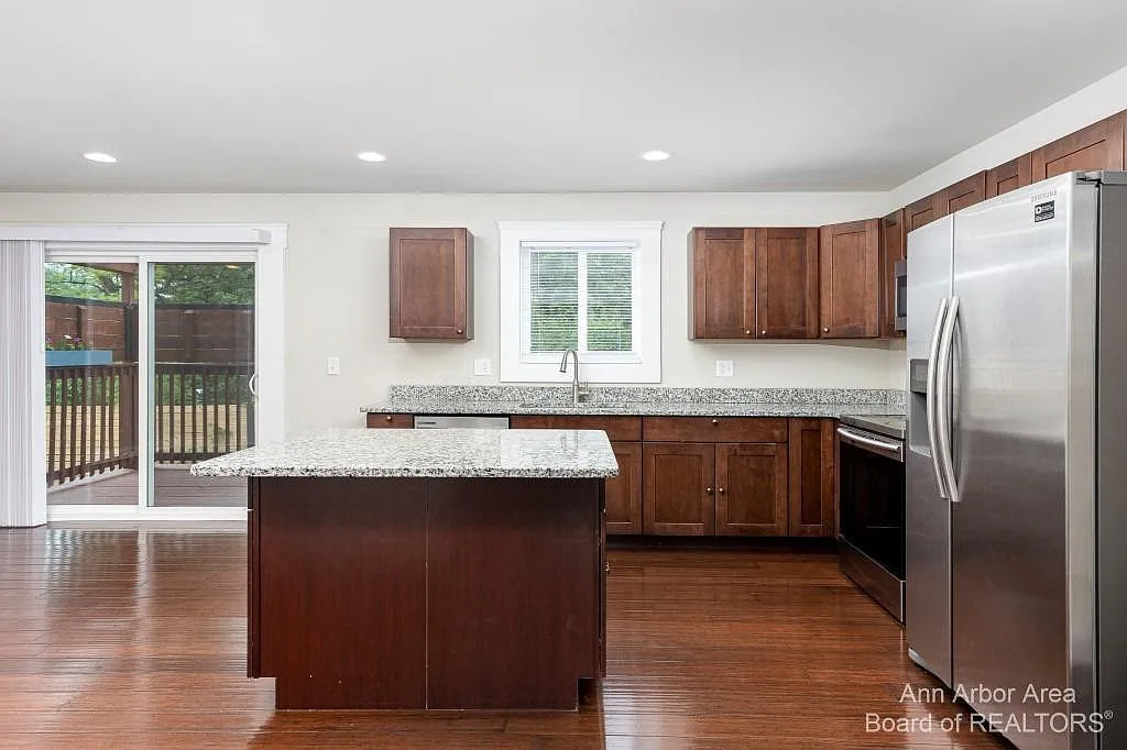 3 bed, 2.5 bath, 3270 sqft, $3,200 — Photo 3