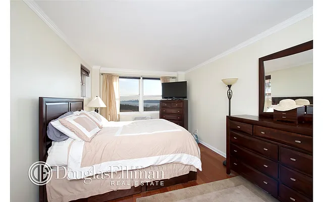 Sold by Douglas Elliman | media 21