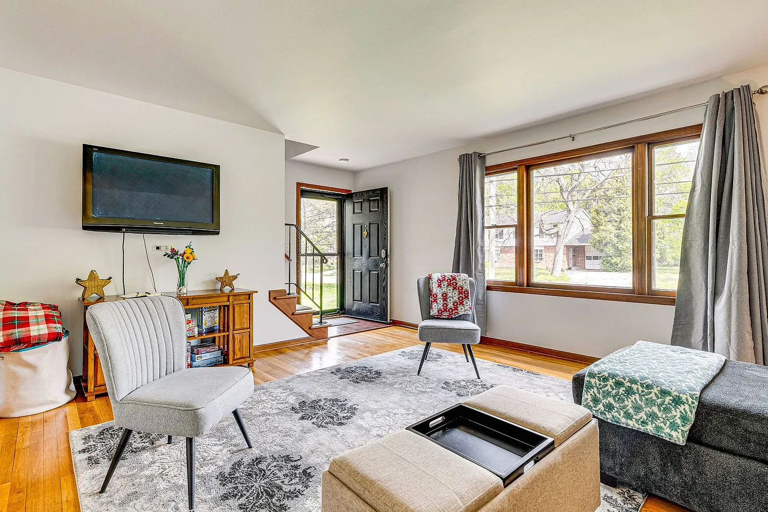 3 bed, 1.0 bath, 1399 sqft, $4,419 — Photo 4