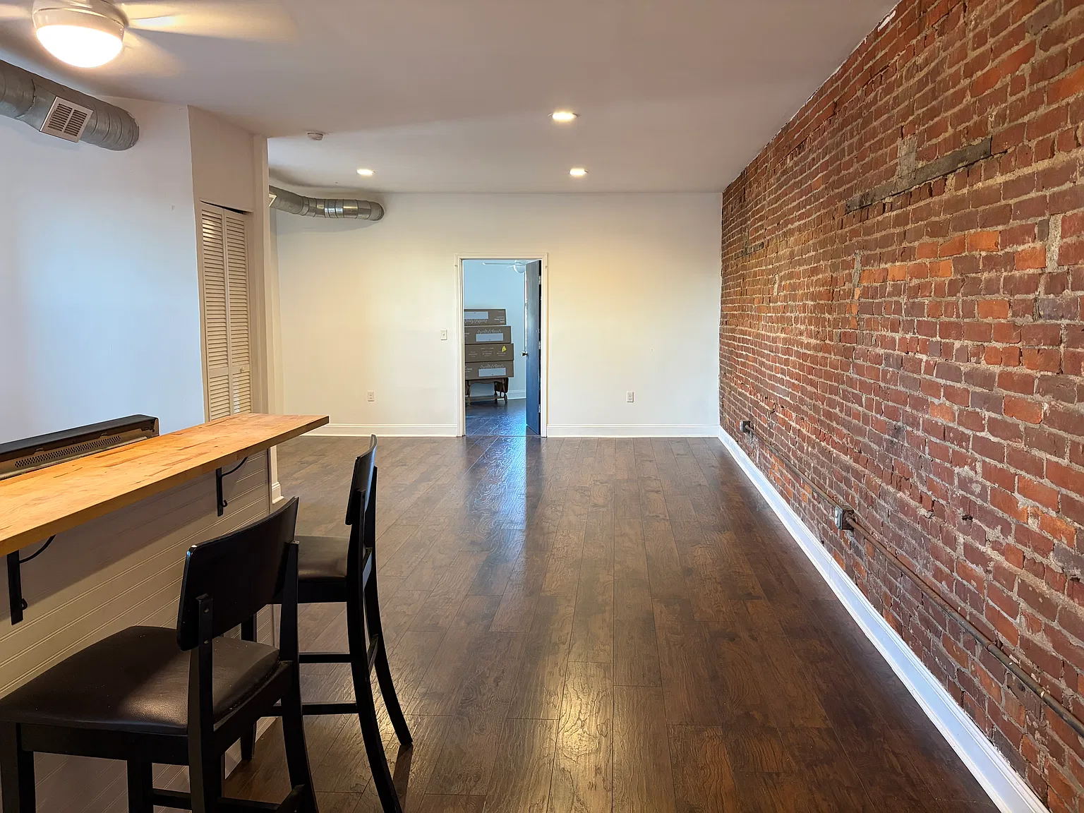 1 bed, 1000 sqft, $1,300 — Photo 1