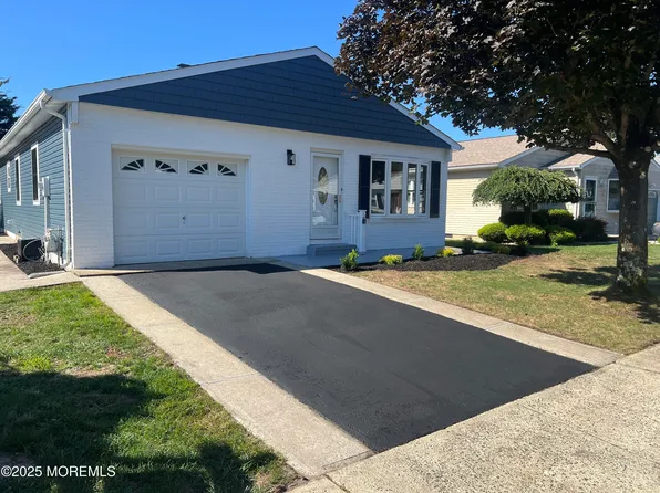 8 Doral Drive, Toms River, NJ 08757