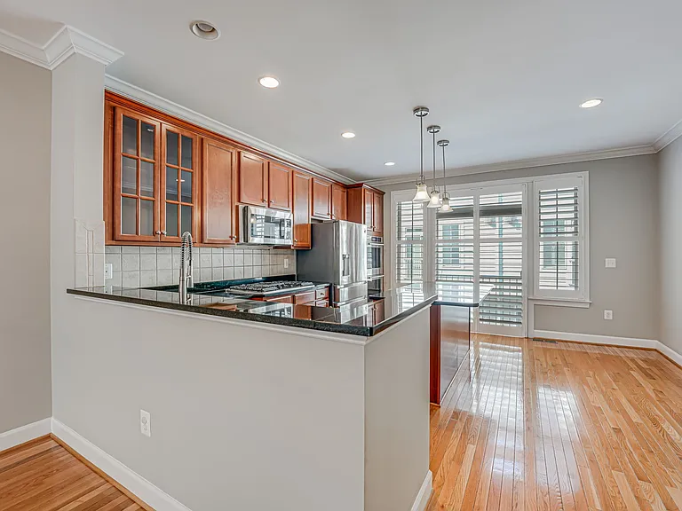 2608 S Kenmore Ct — Photo 5