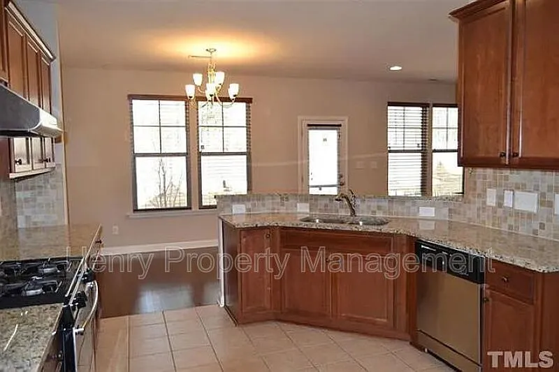 3 bed, 2.5 bath, 2346 sqft, $2,595 — Photo 3