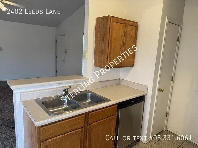 2402 Leeds Ln — Photo 8