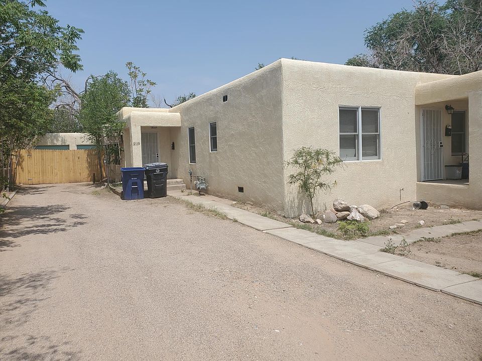 Front of the apartment. This is the parking. This a duplex.