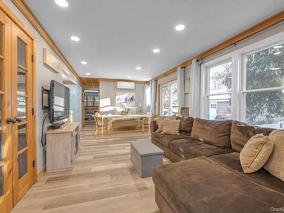 5th image of 41 Narcissus Road