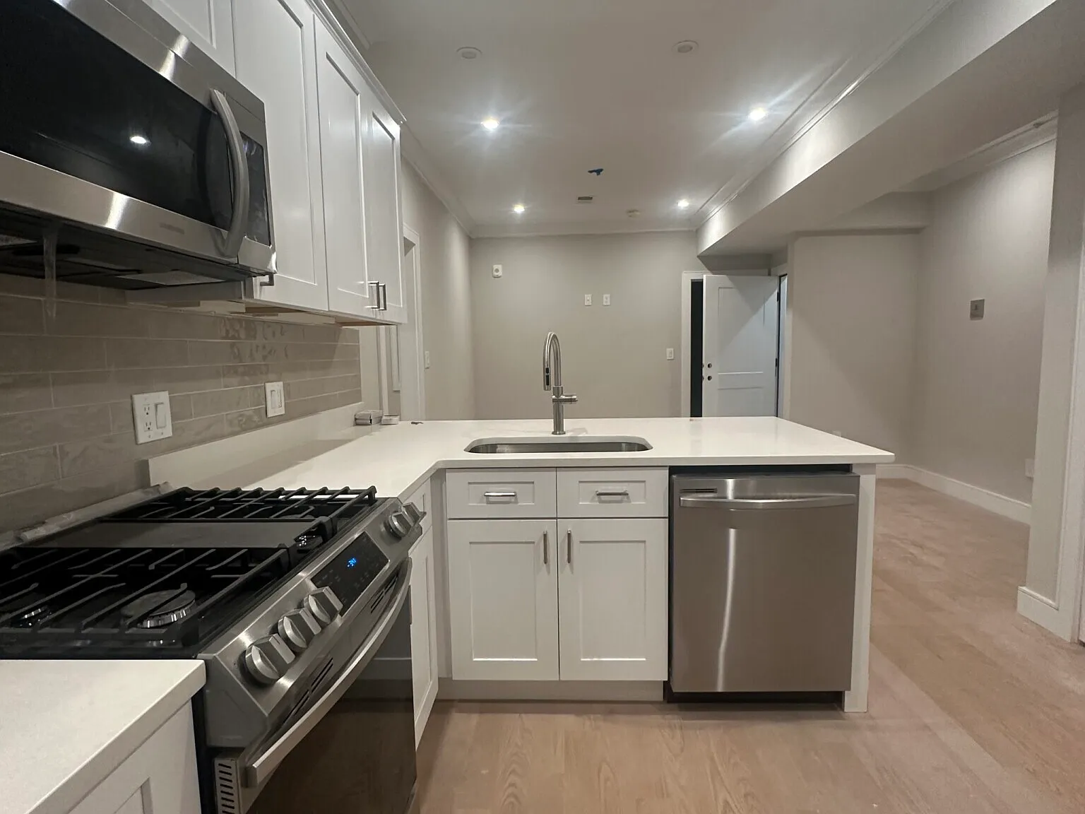 4 bed, 1100 sqft, $5,450 — Photo 2