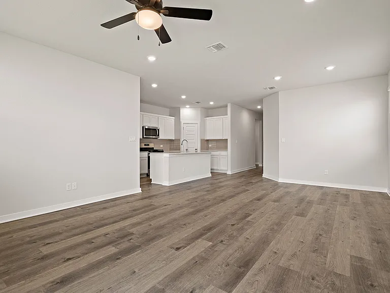 2415 Ekvall Dr — Photo 3