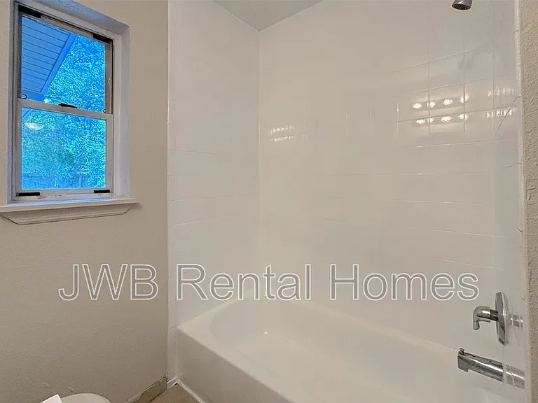 2248 Inwood Cir S — Photo 14