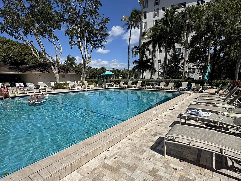 2800 N Palm Aire Dr #310 — Photo 25