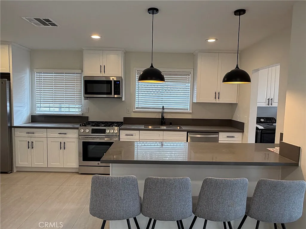 4 bed, 1900 sqft, $4,995 — Photo 3