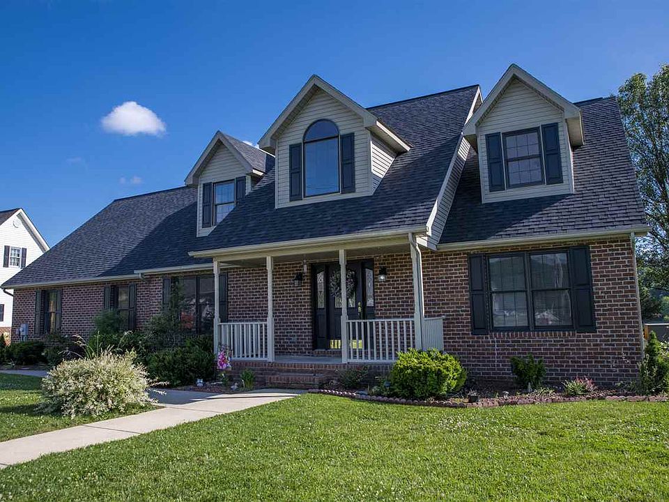 1st image of 10 Castle Dr