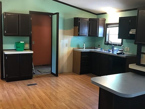 5th image of 215 Kniest Ave