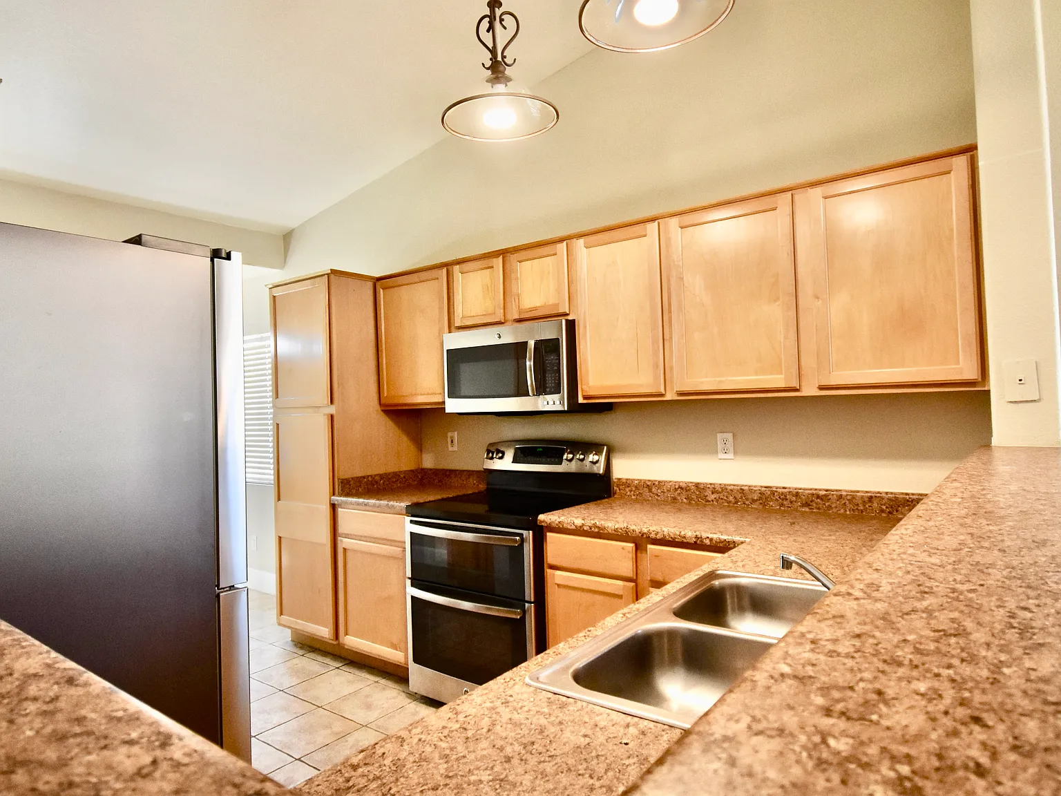 3 bed, 1389 sqft, $2,150 — Photo 3