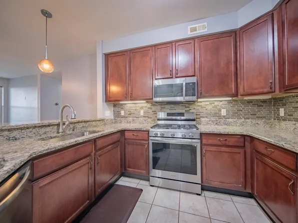 953 E Summerfield Gln, Ann Arbor, MI 48103
