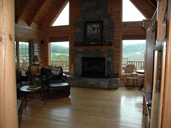 Vaulted ceilings, firepla