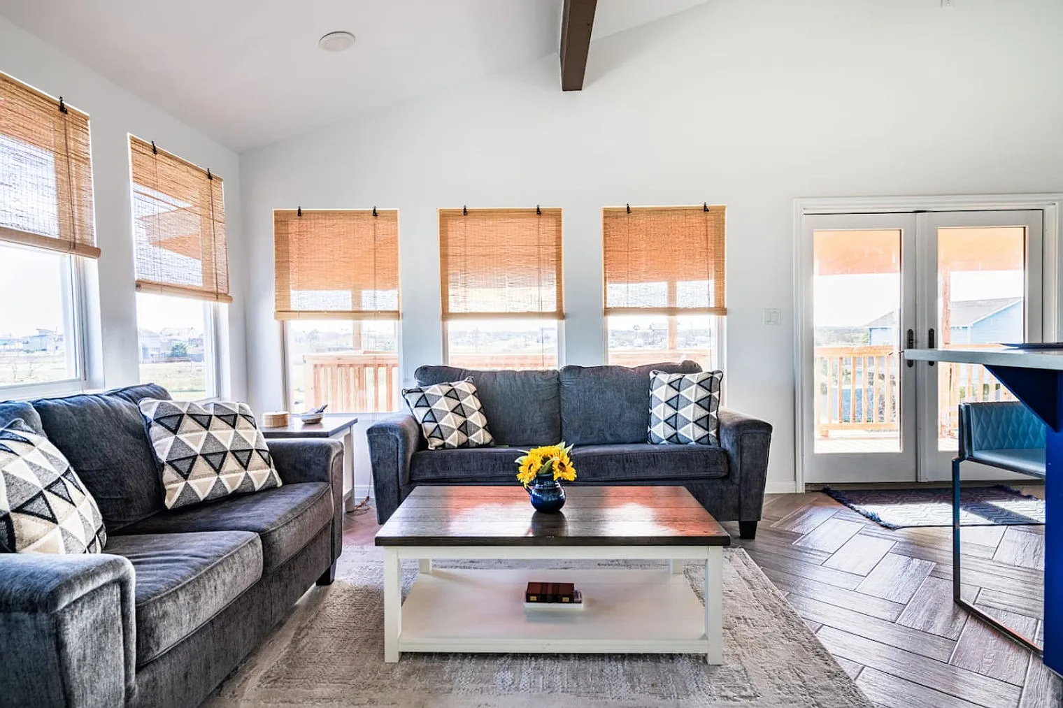 2 bed, 1.0 bath, 1044 sqft, $2,676 — Photo 1