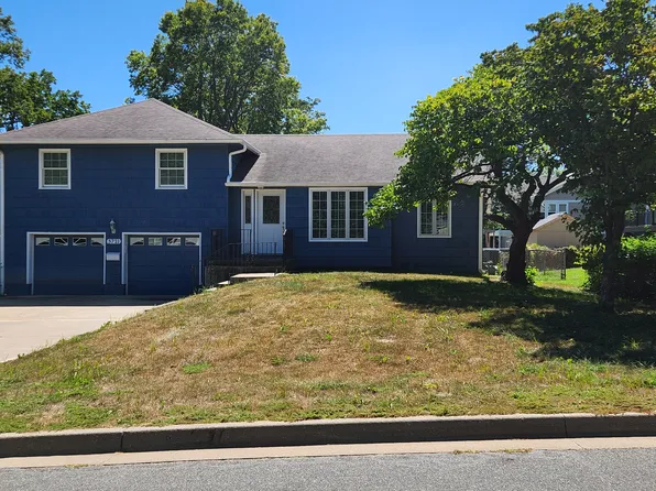 3721 W 48th St, Roeland Park, KS 66205
