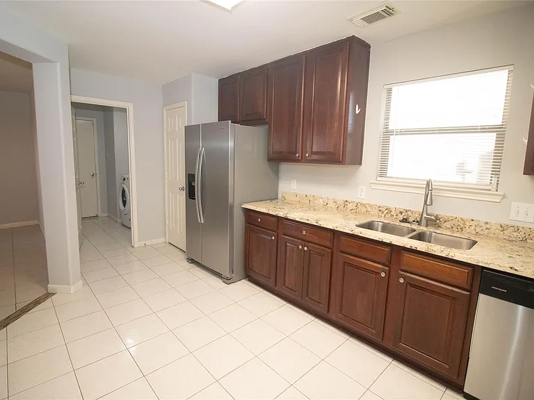 2202 Crossmill Ln — Photo 19