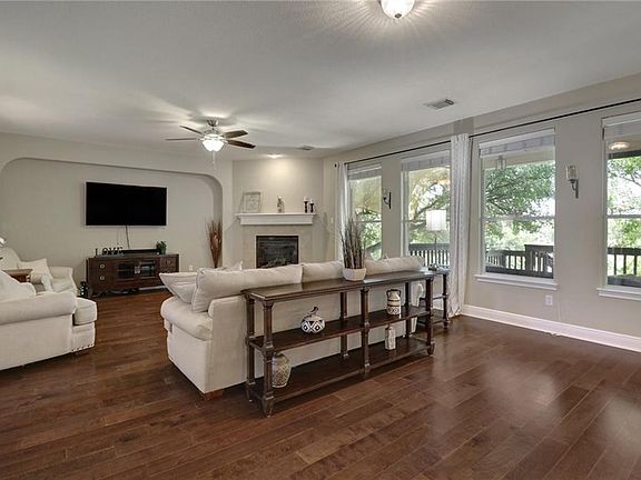 5th image of 403 Water Oak Dr