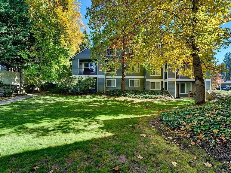 Masters Apartments Aloha OR grounds