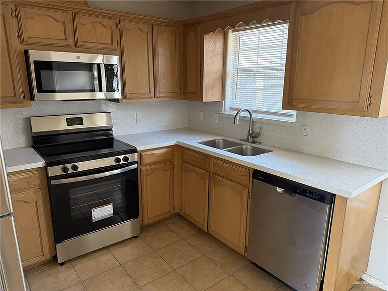 2601 Cervantes Ave — Photo 5