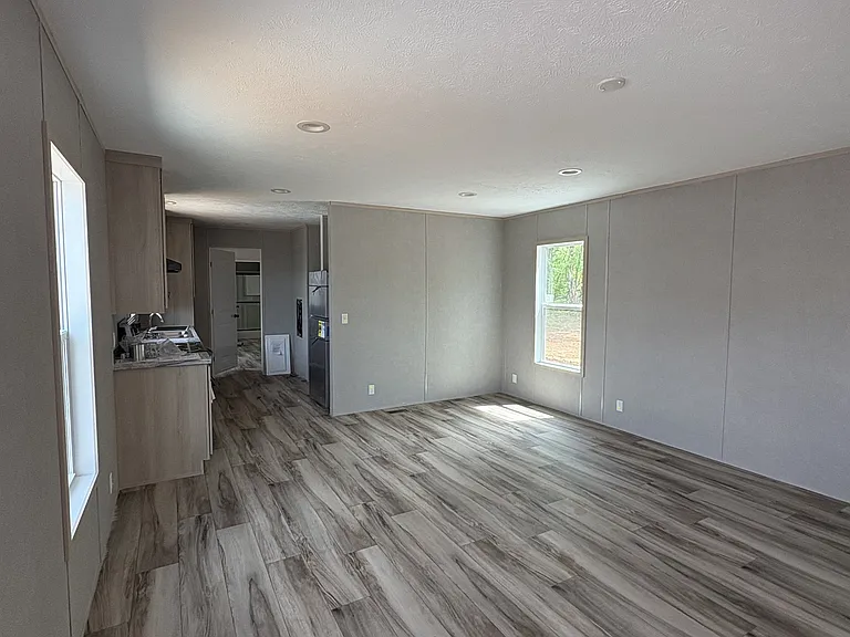 507 Mercedes St — Photo 2
