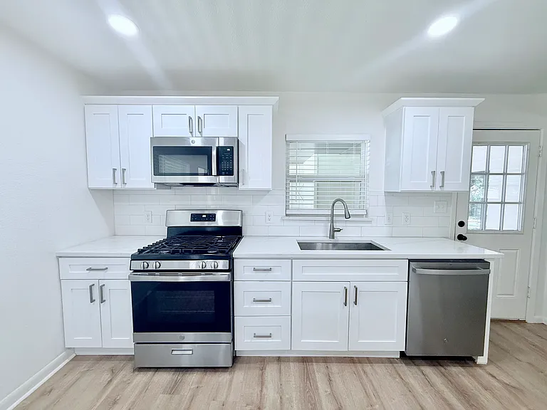 1411 W Shields Dr — Photo 4