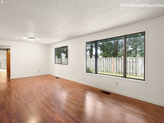 5th image of 2888 SE Primrose Ct
