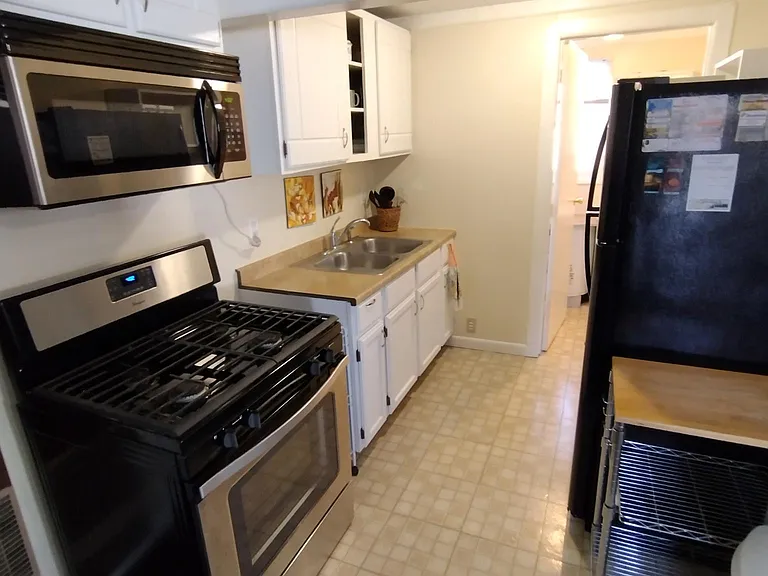 Unit C, Kitchen