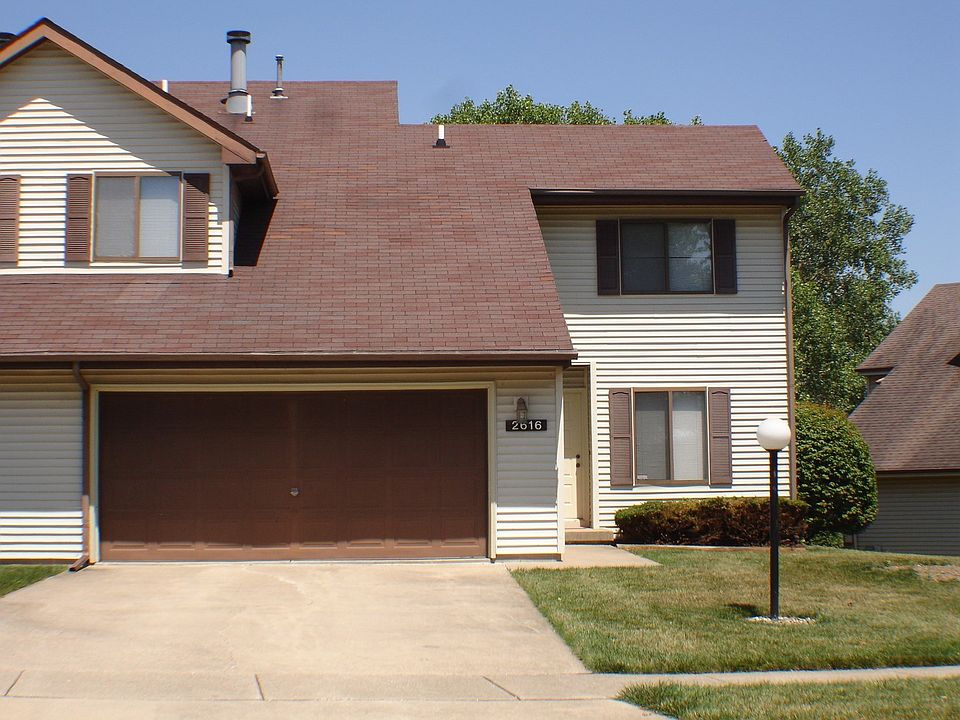 Move in ready 3bdrm/2.5bth condo is on the water and has beautiful views out many windows.  Associat