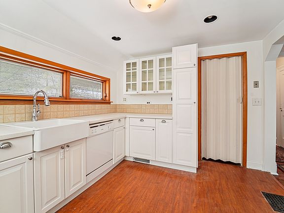 5th image of 19 Hillside Ave #2