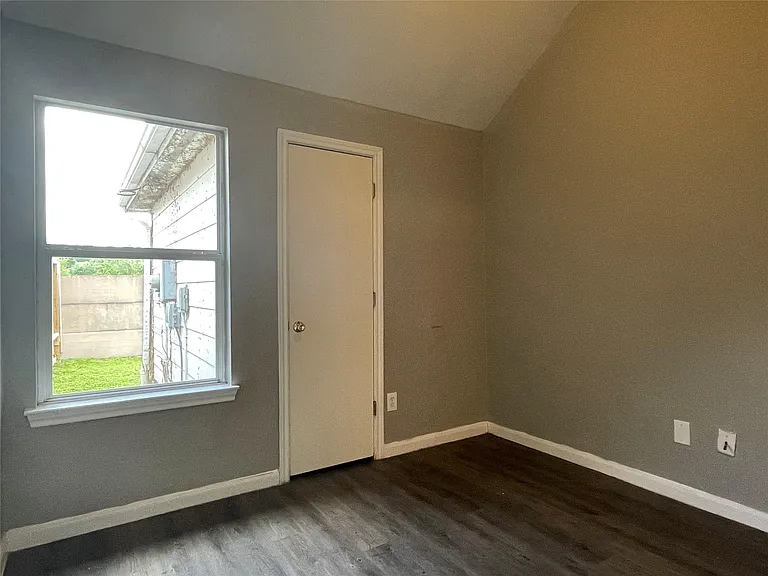 811 Forest Hillside Ln — Photo 24