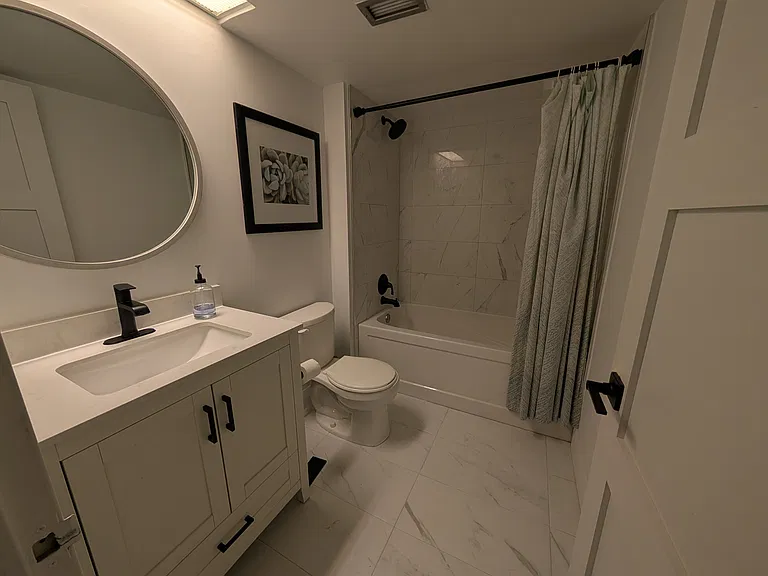 705 King St W — Photo 11