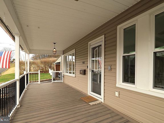 3rd image of 901 Belmont Ave